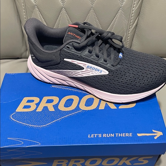 Brooks Women's Anthem 6 Sneakers - Black and Pink - Picture 3 of 8